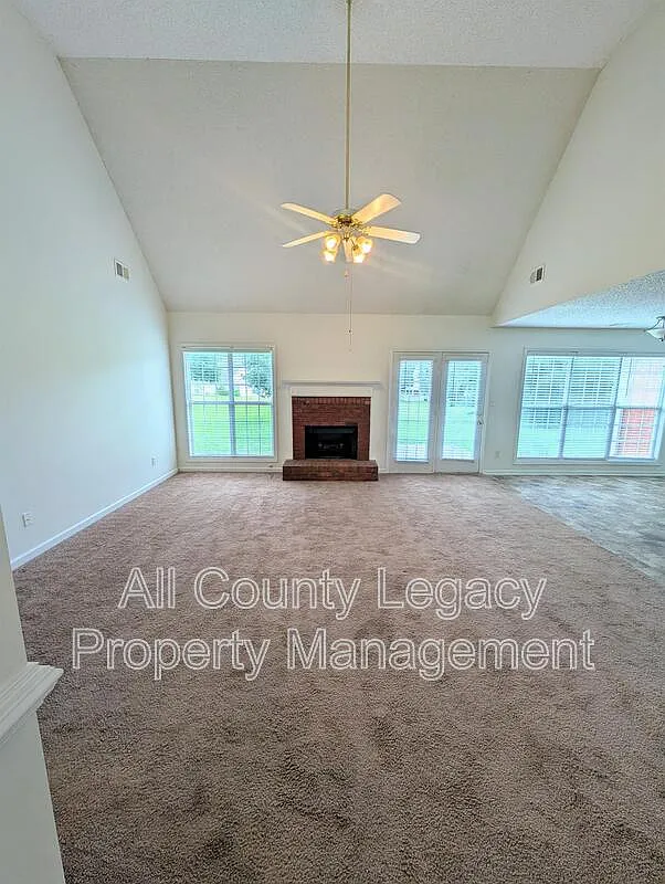 3 bed, 2.0 bath, 1956 sqft, $2,095 — Photo 2
