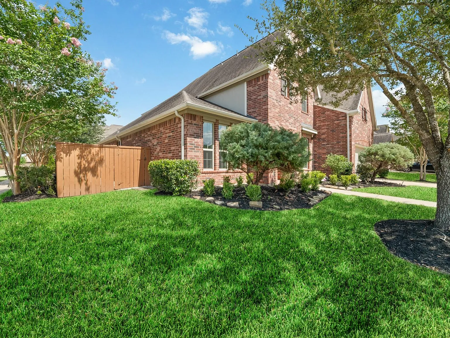 4 bed, 3.5 bath, 4085 sqft, $3,900 — Photo 2