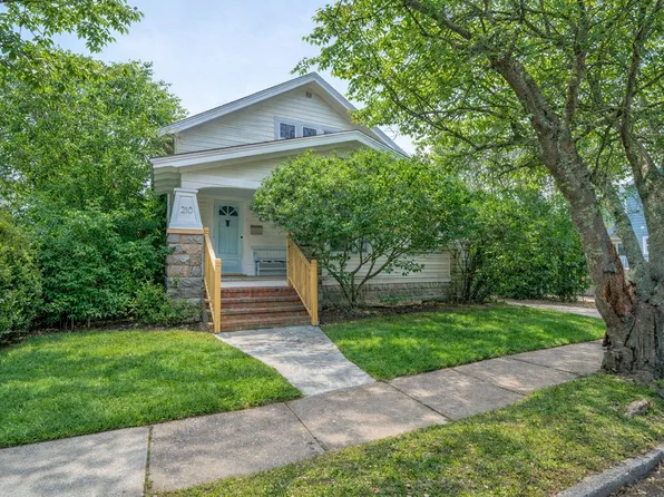 210 5th St, Greenport, NY 11944