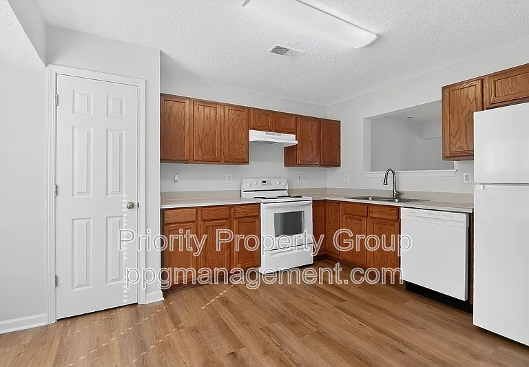 3204 Barons Court Rd — Photo 8