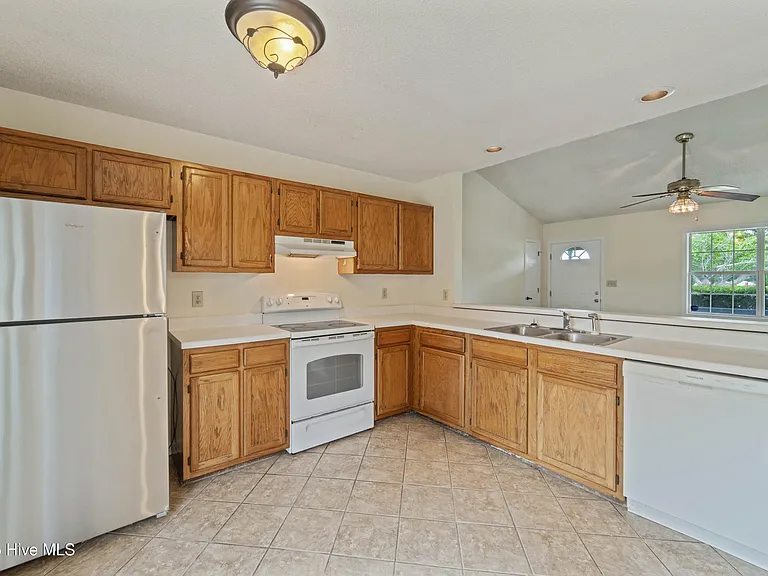 502 Nutfield Dr — Photo 6