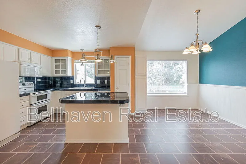 3 bed, 3.0 bath, 2108 sqft, $2,395 — Photo 3