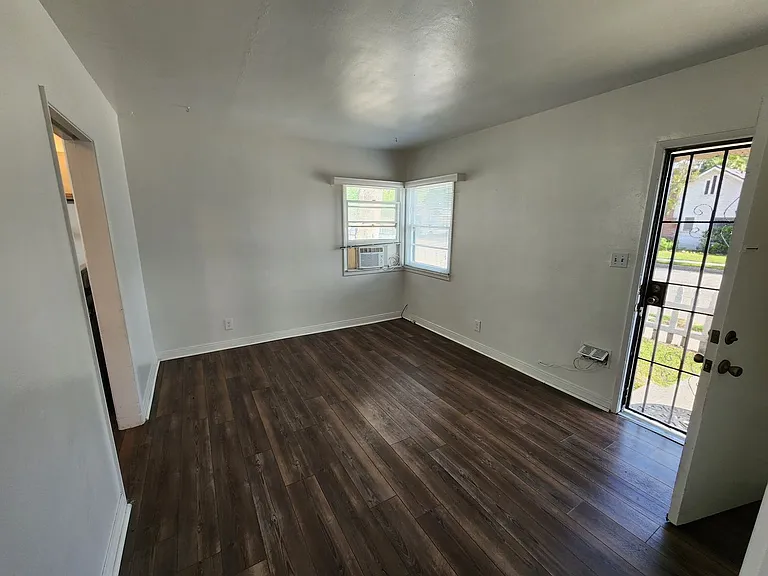 1802 N Pershing Ave — Photo 3
