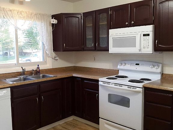 Kitchen (upper level)