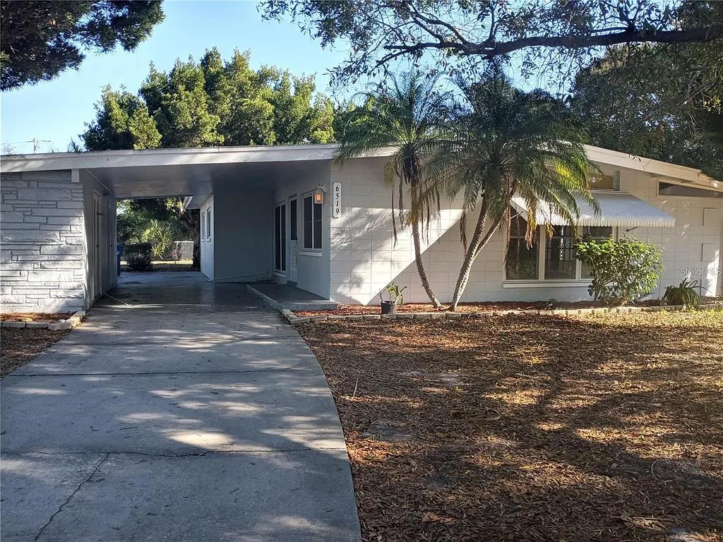 3 bed, 2.0 bath, 1240 sqft, $2,000 — Photo 1