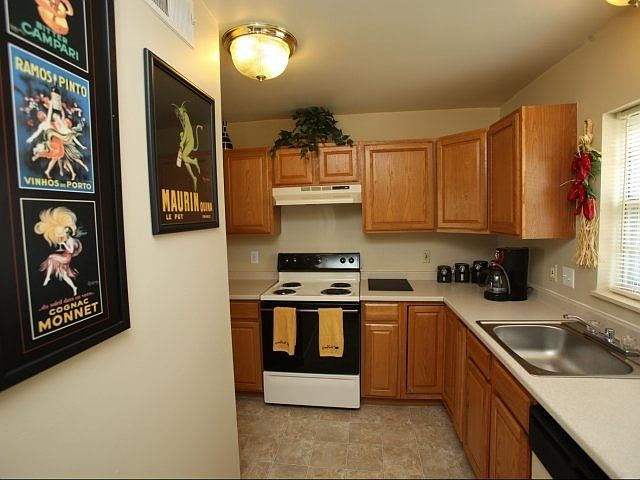 Lots of Counter Space Kitchen!