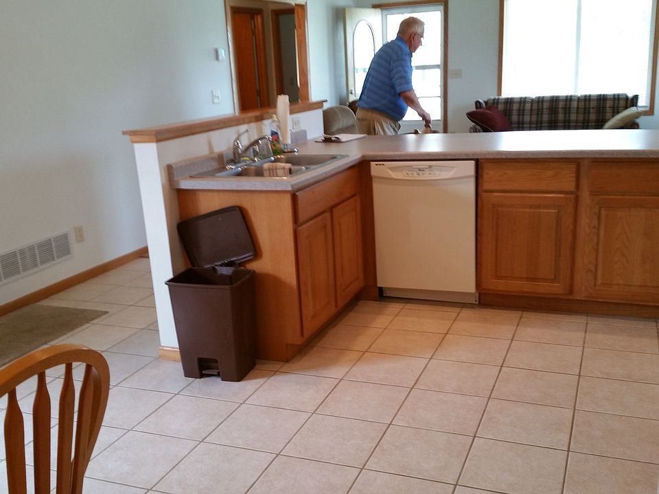 2nd image of 512 4th St NE