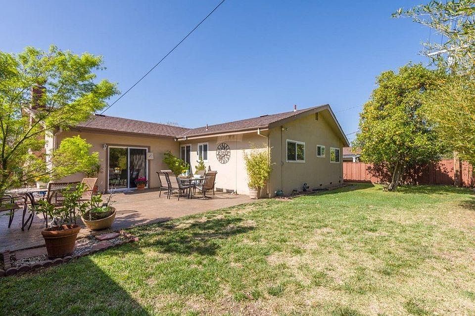 1st image of 3379 Burgundy Dr
