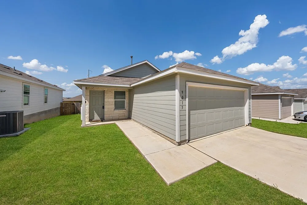 Bright 3-Bed Home with Fenced Yard & Garage in Converse Modern Comfort, Prime Value — Photo 2