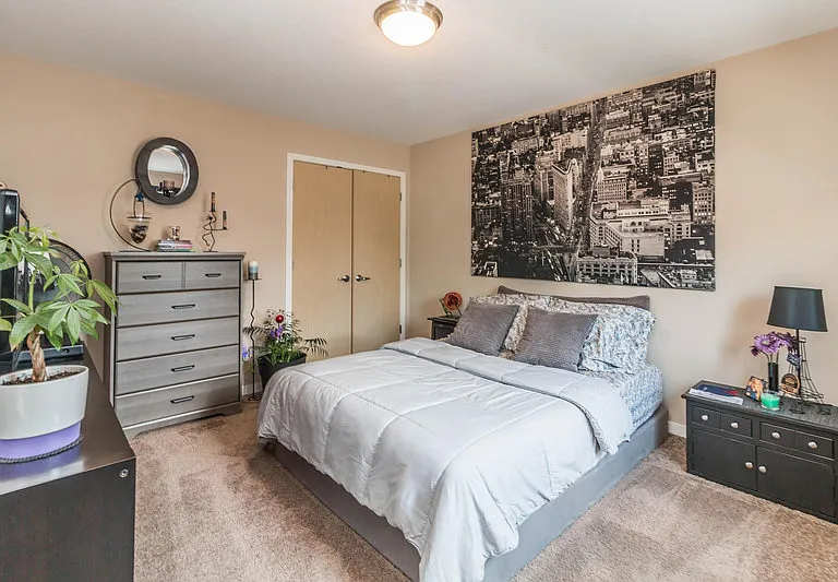 Vantage Flats Apartments — Photo 4
