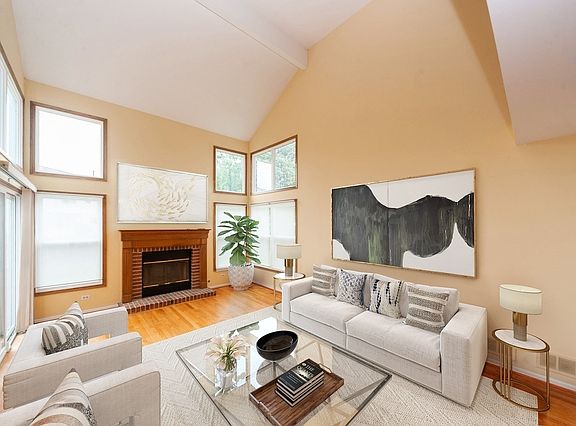 3rd image of 635 Vernon Ct N