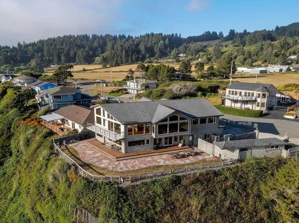 16220 Gilbert Way, Smith River, CA 95567