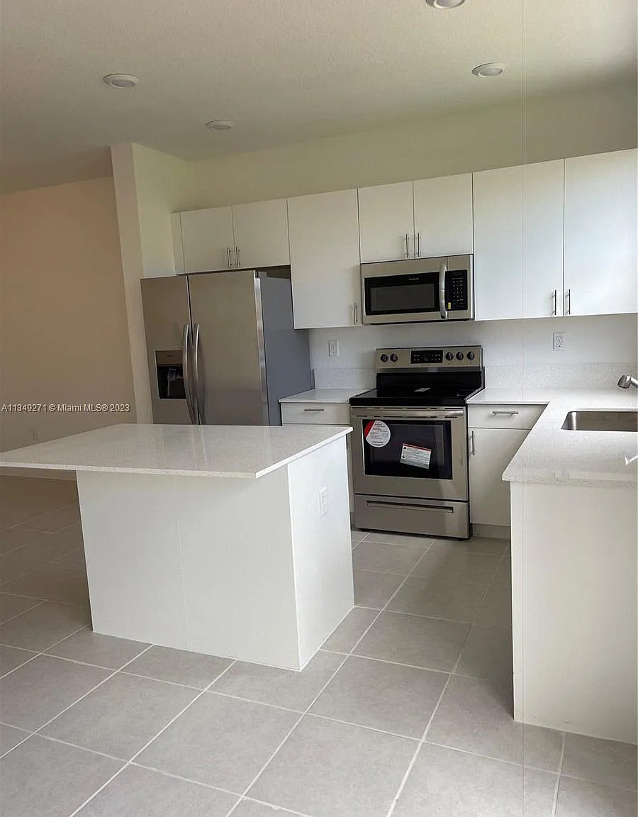 3 bed, 1668 sqft, $2,400 — Photo 3