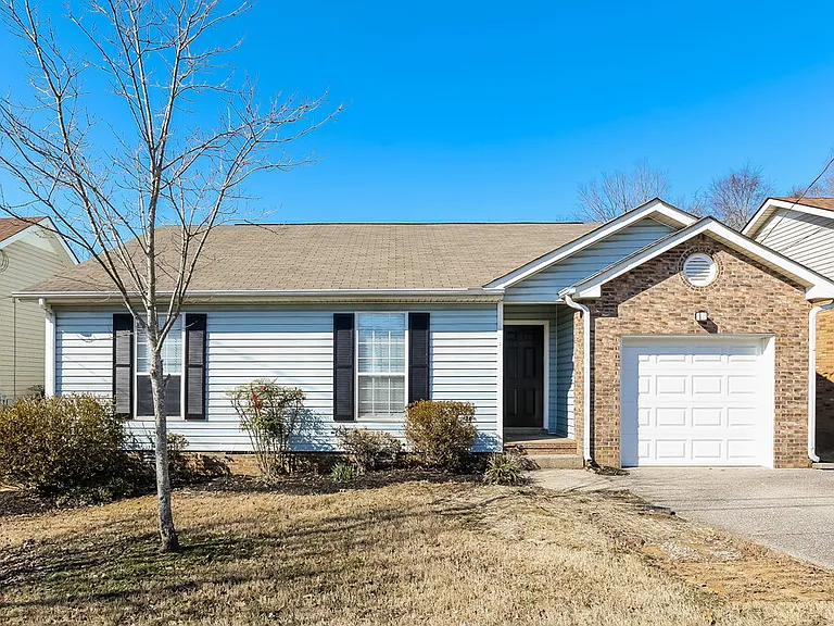823 Neelys Chase Dr — Photo 1