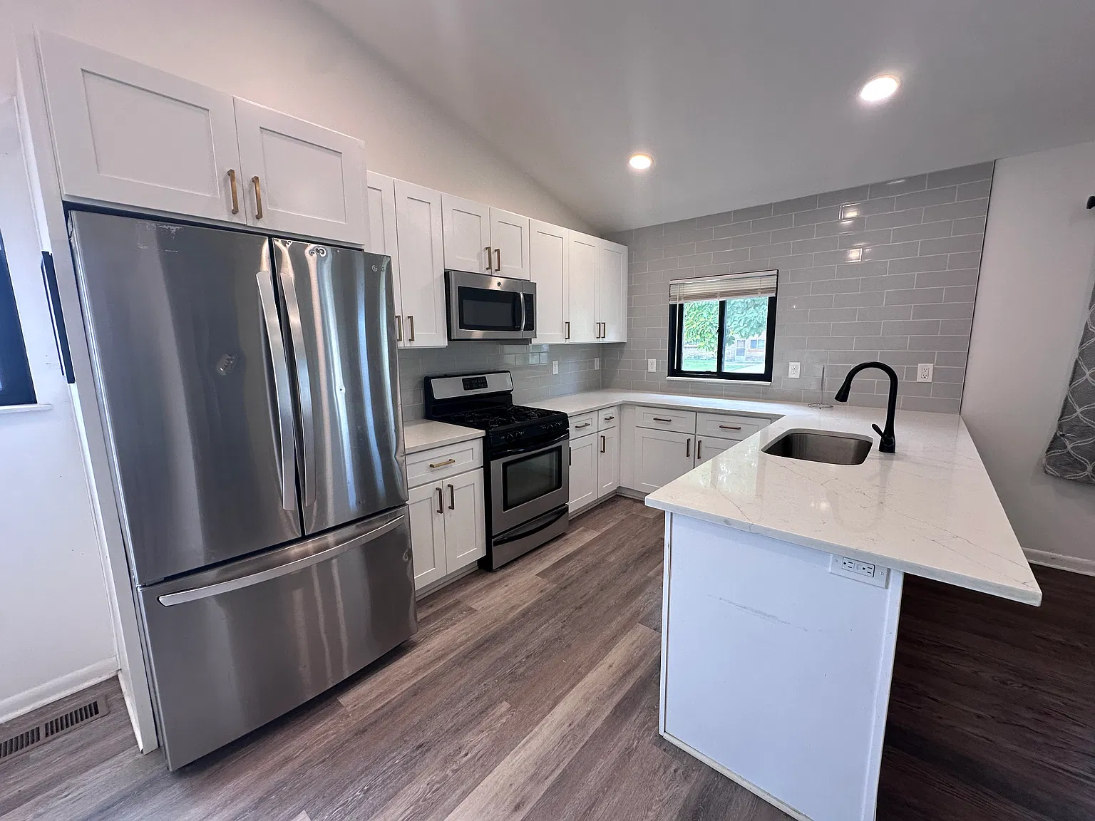3 bed, 960 sqft, $2,100 — Photo 3