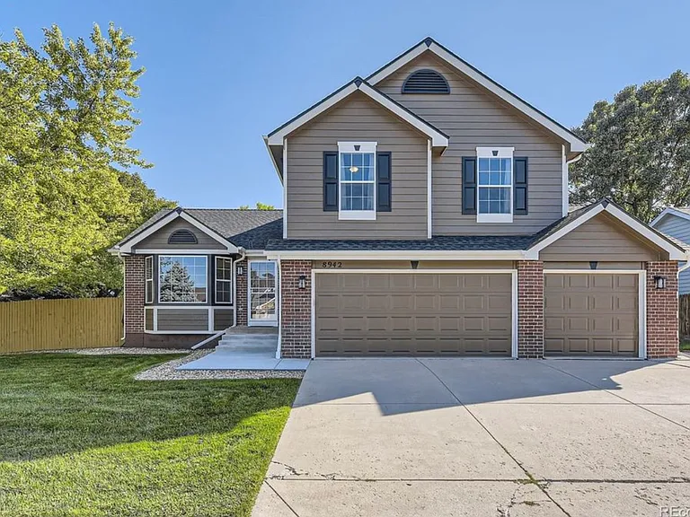 8942 W Lake Dr — Photo 1