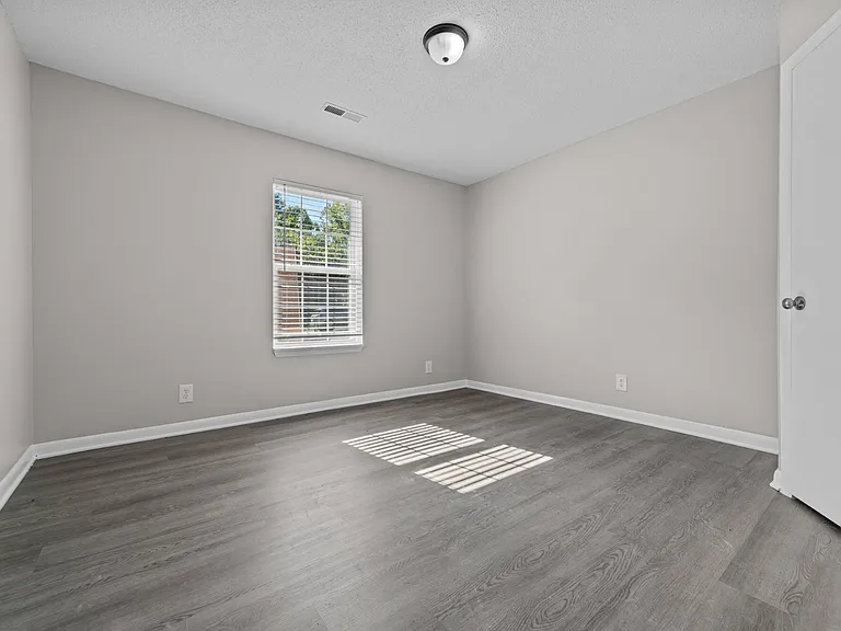 Roberts Lane Apartments — Photo 5