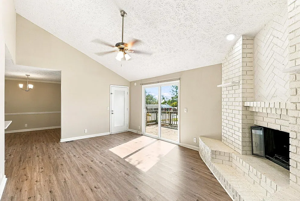 3 bed, 2.0 bath, 1596 sqft, $2,110 — Photo 4