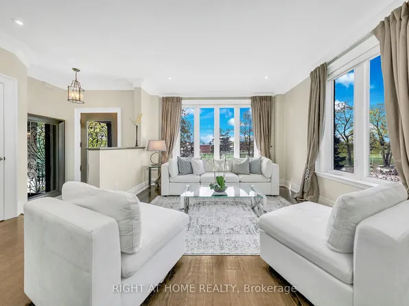 204 Maple Leaf Dr, Toronto, ON M6L 1P1