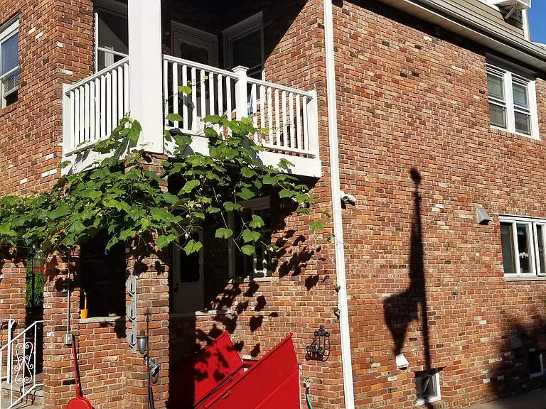 1567 Bedford St #2F — Photo 2