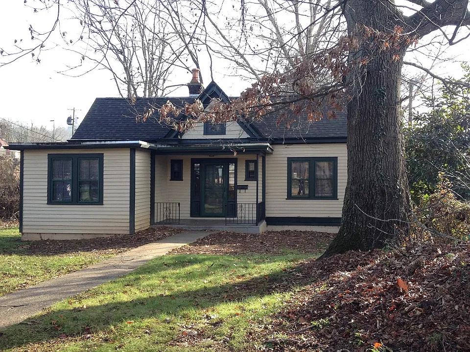 37 Maxwell St