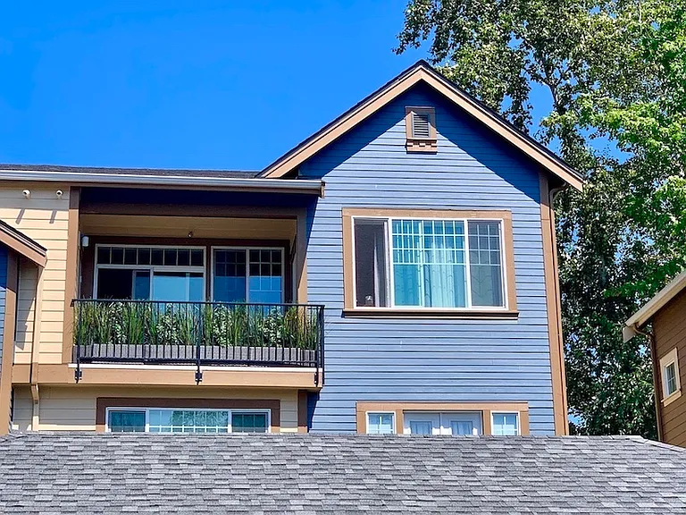 Top-floor privacy just one adjacent neighbor