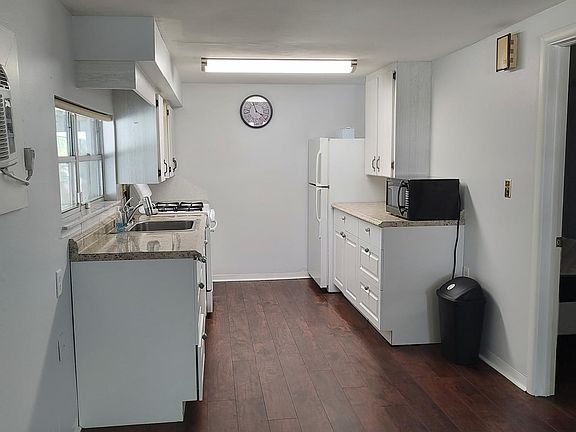 3rd image of 1641 Lakeview Dr #X