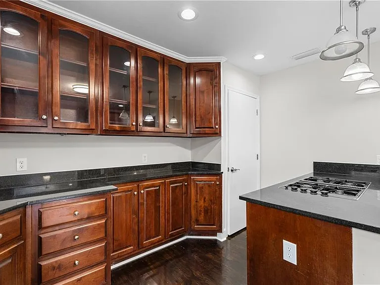 2762 Hillcrest Rd — Photo 8
