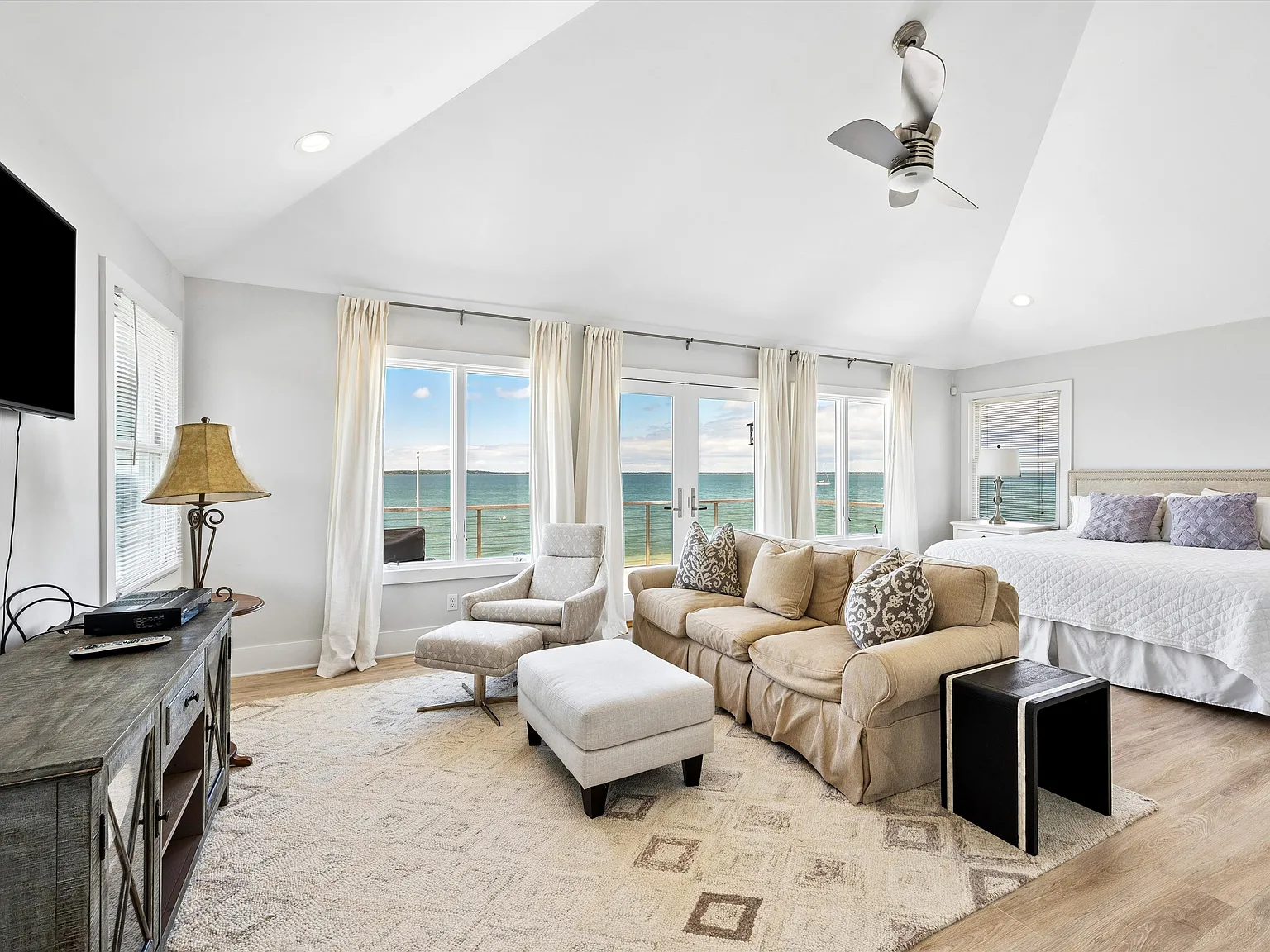 Stunning Southampton Home on Little Peconic Bay - Summer Rental — Photo 3