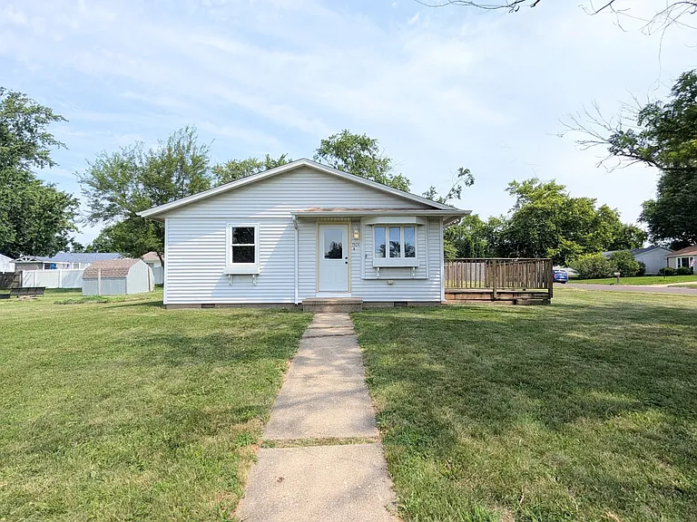 1504 Woodbine Dr — Photo 1