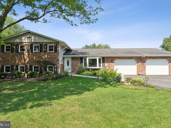 8704 Woodfield Ct, Gaithersburg, MD 20882