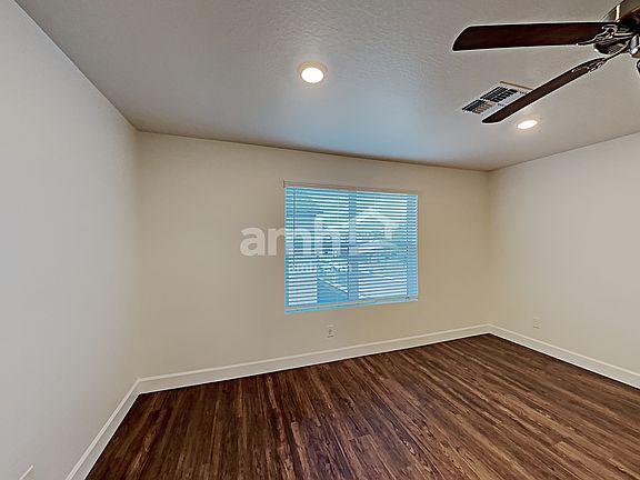 5th image of 622 W Harbor Dr