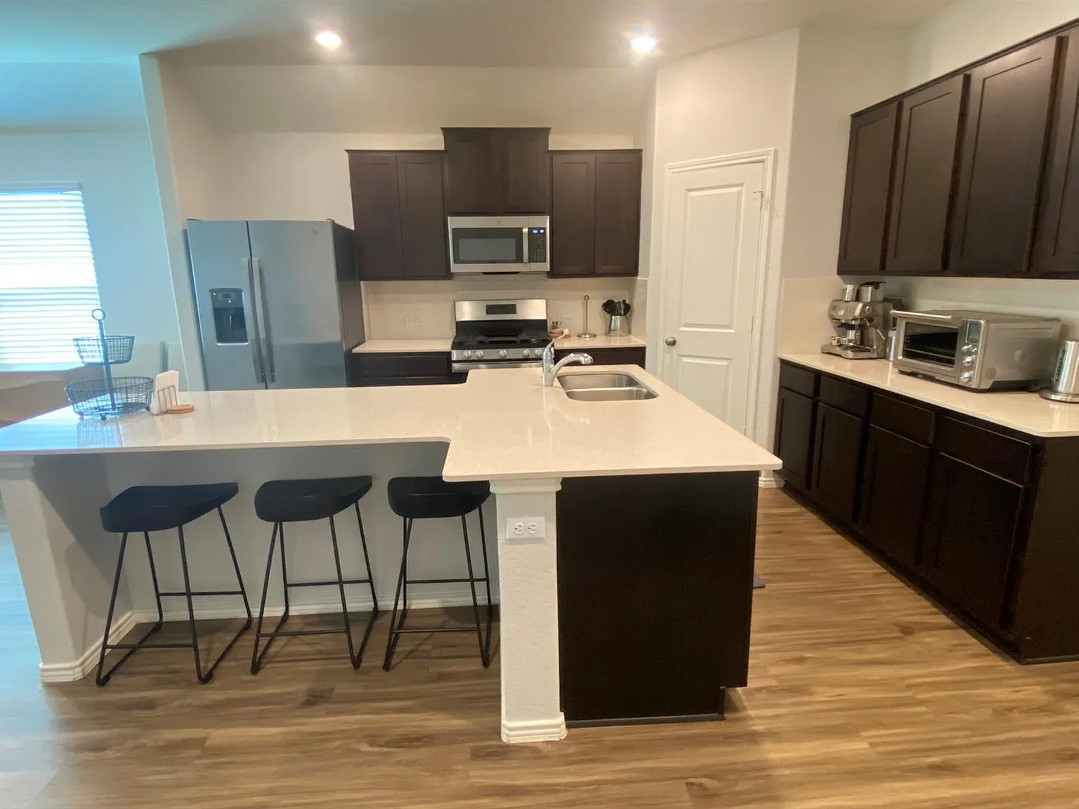 4 bed, 3.0 bath, 2015 sqft, $3,500 — Photo 3