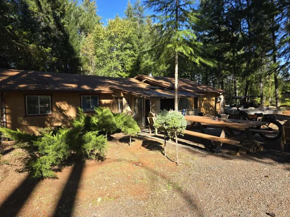 290 Crest Dr, Cave Junction, OR 97523