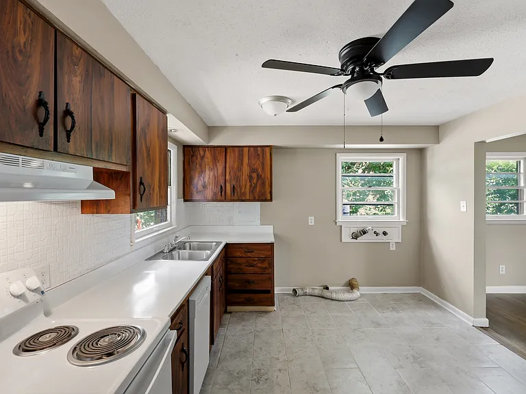 141 Zandale Dr — Photo 4