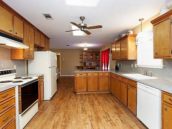 4th image of 211 E Hilburn St