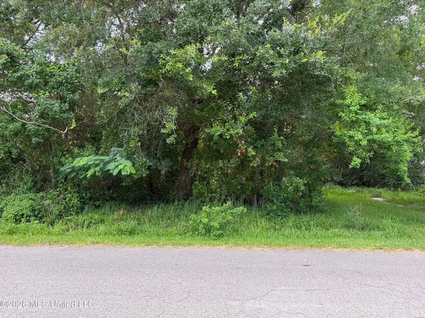 6821 Bienville Dr, Biloxi, MS 39532