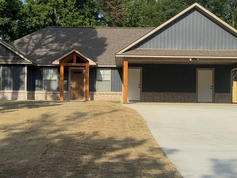 204 Marguerite Dr — Photo 1