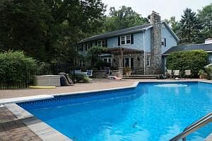 5th image of 18 Green Woods Ln