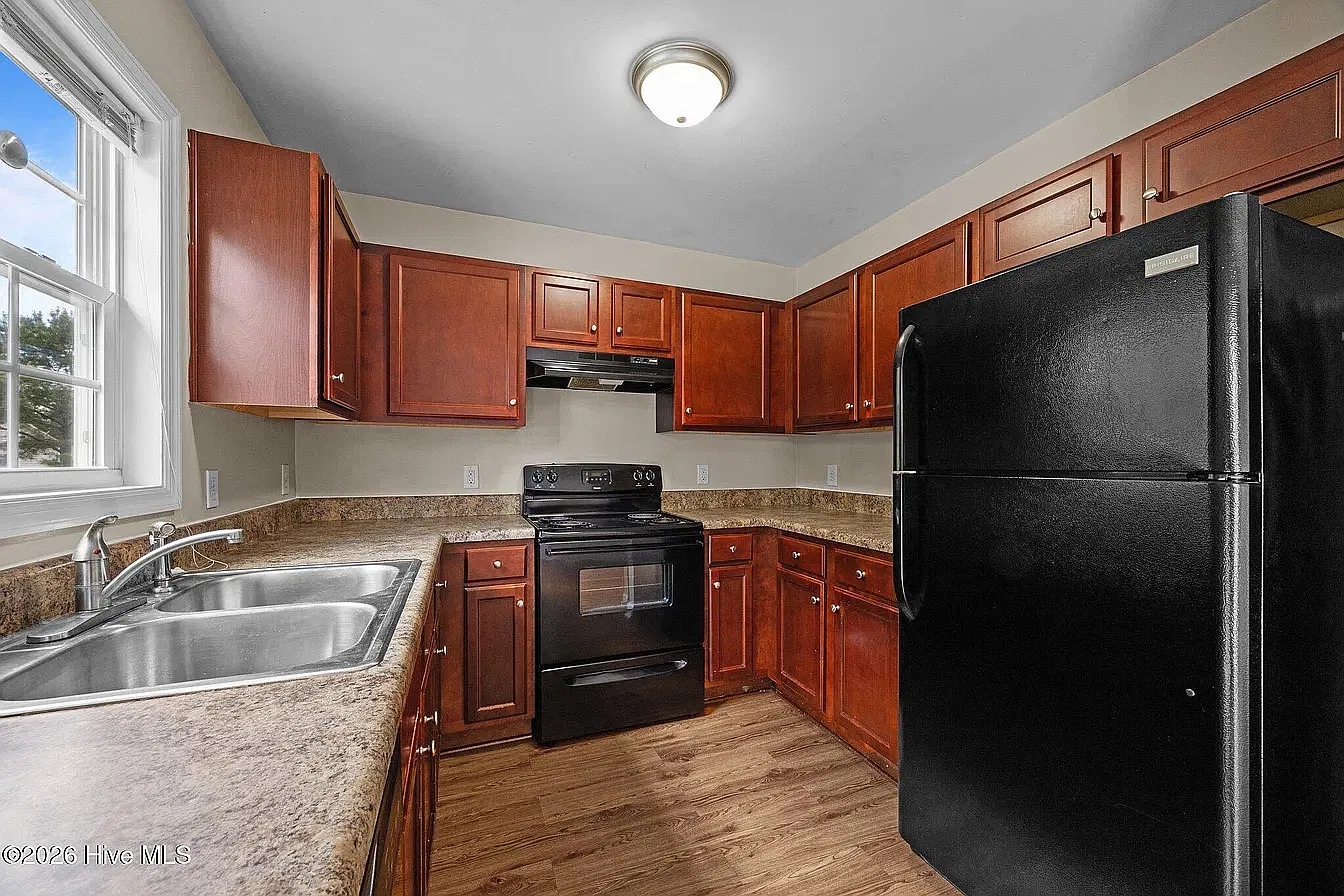 3 bed, 1002 sqft, $1,800 — Photo 2