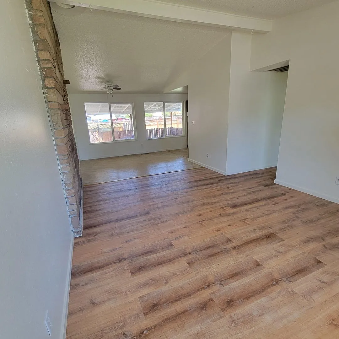 3 Bedroom 1 & 1/2 bath house — Photo 3