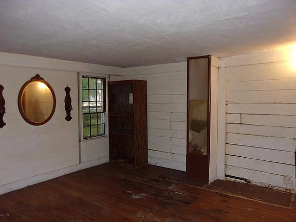 5th image of 118 E Main St