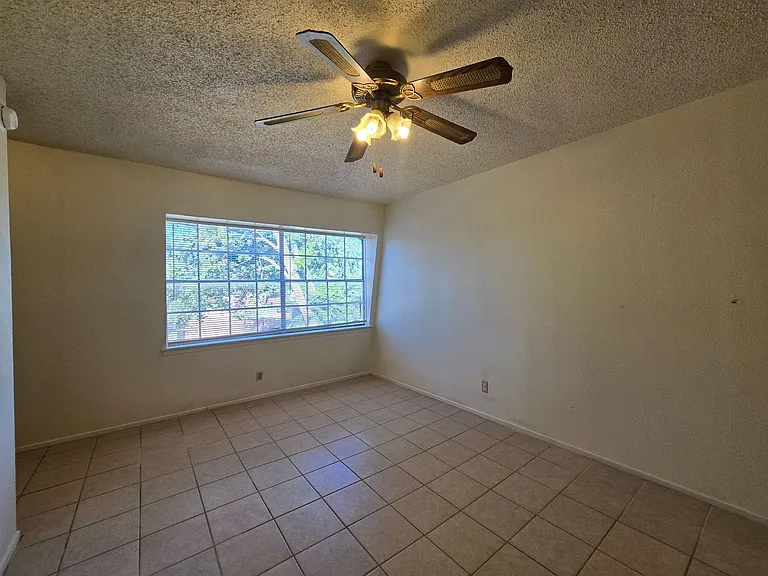 2304 Wales Cir #B — Photo 10