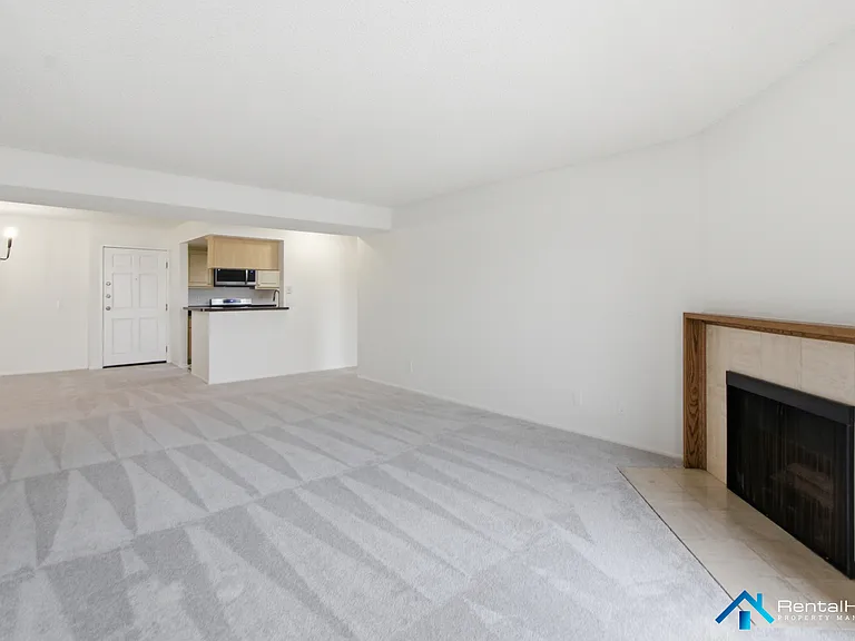 424 Oak St #330 — Photo 10