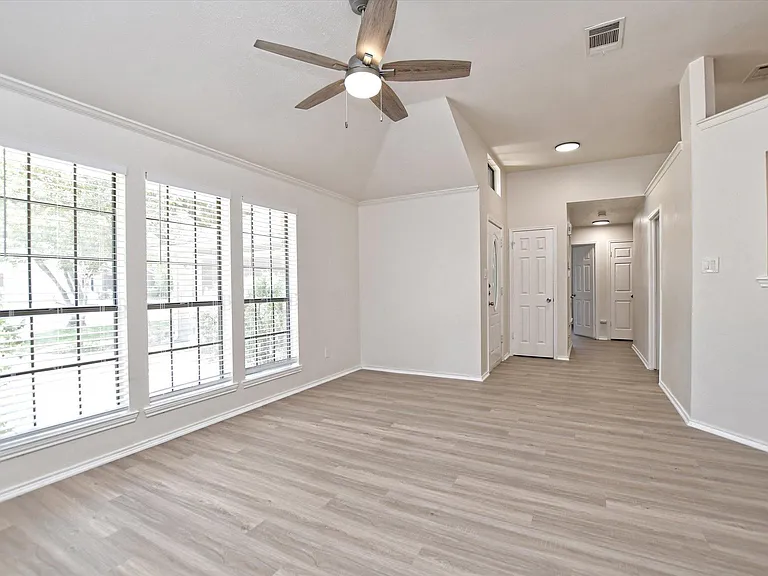 1705 Laurel Ln — Photo 4