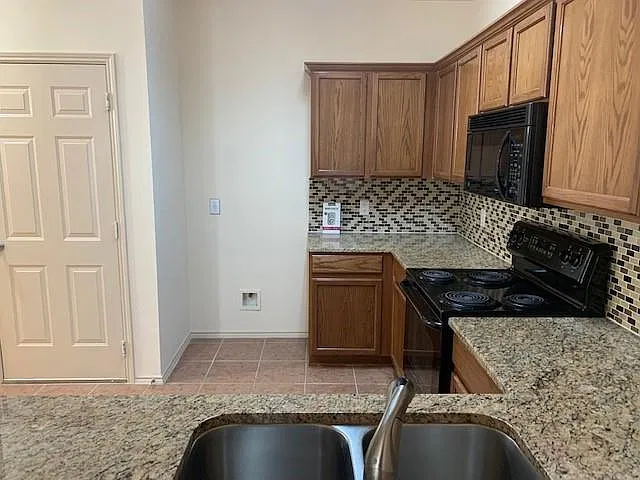 3 bed, 2.5 bath, 1436 sqft, $2,100 — Photo 2