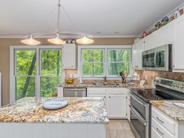 627 Brookview Dr, Chapel Hill, NC 27514
