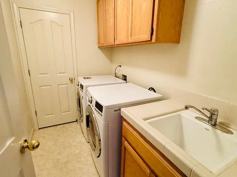 1037 Sandra St — Photo 5