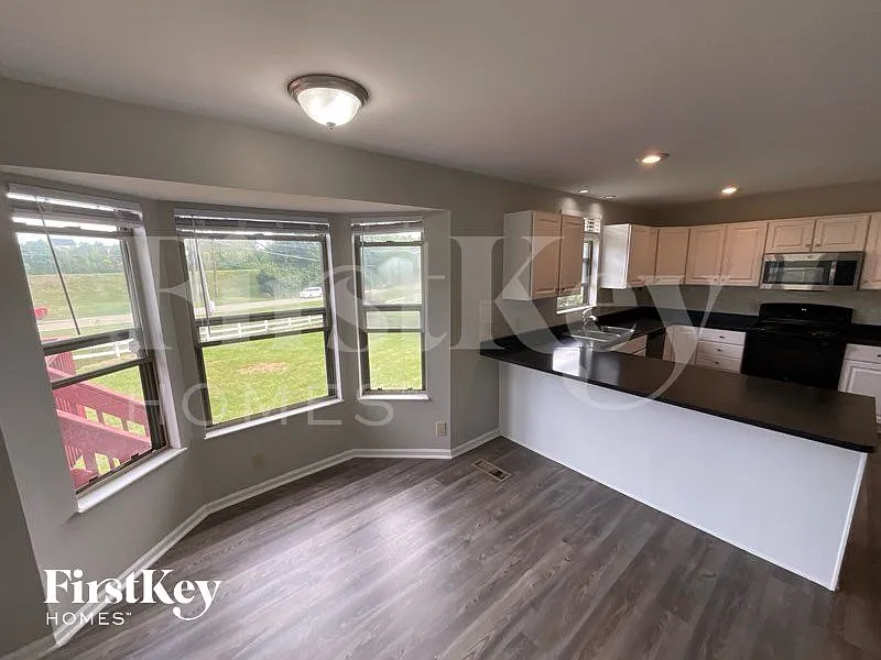 4 bed, 2.5 bath, 2531 sqft, $3,065 — Photo 4