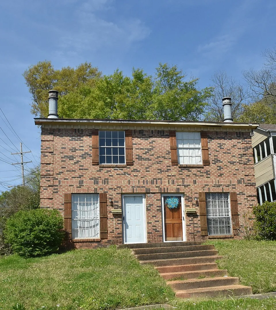 905 Whitworth St — Photo 1